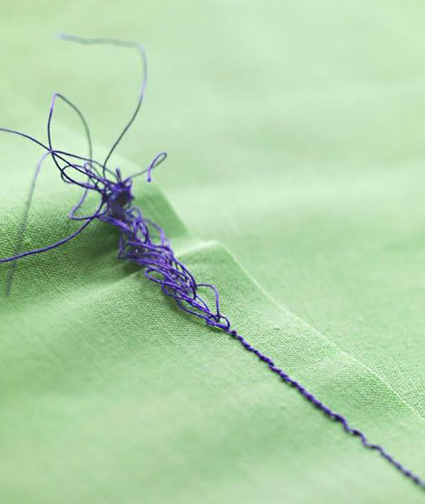 Швейная машинка путает нижнюю нитку